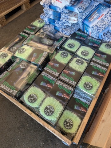 1482513-3 2 pallets with washing brushes, washing gloves and drying cloths