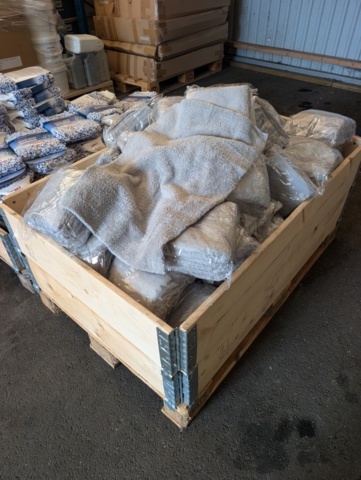 1482513-4 2 pallets with washing brushes, washing gloves and drying cloths