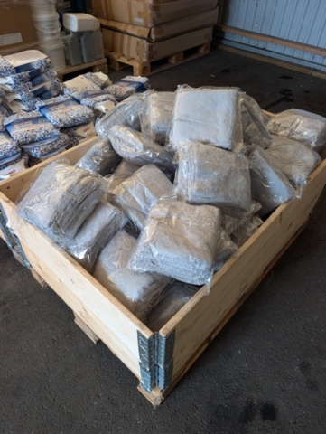 1482513-5 2 pallets with washing brushes, washing gloves and drying cloths