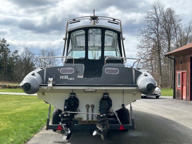 1457641-6 RIB Unlimited 36 Explorer, ink trailer