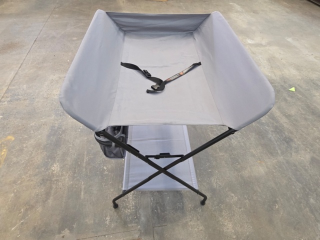 1513464-3 Folding changing table