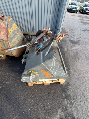1427754-24 Kompakttraktor med frontlastare och redskap - John Deere 3720 -2013