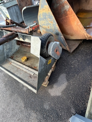 1427754-27 Kompakttraktor med frontlastare och redskap - John Deere 3720 -2013