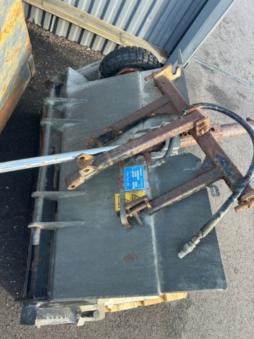 1427754-29 Kompakttraktor med frontlastare och redskap - John Deere 3720 -2013