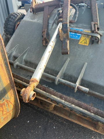 1427754-30 Kompakttraktor med frontlastare och redskap - John Deere 3720 -2013