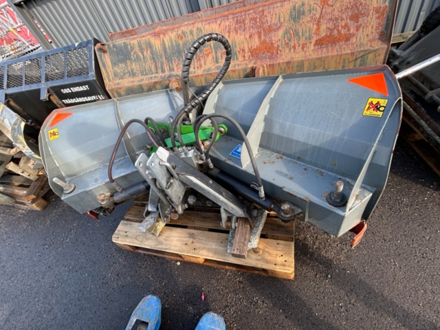 1427754-32 Kompakttraktor med frontlastare och redskap - John Deere 3720 -2013