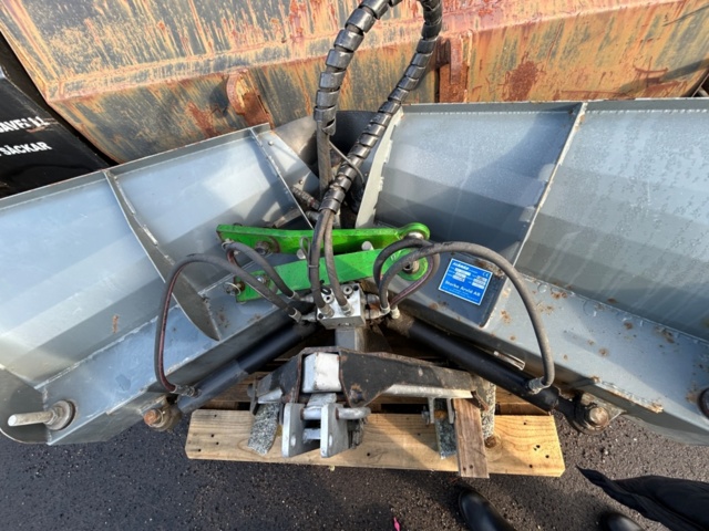 1427754-34 Kompakttraktor med frontlastare och redskap - John Deere 3720 -2013