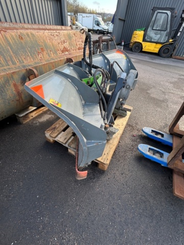 1427754-37 Kompakttraktor med frontlastare och redskap - John Deere 3720 -2013