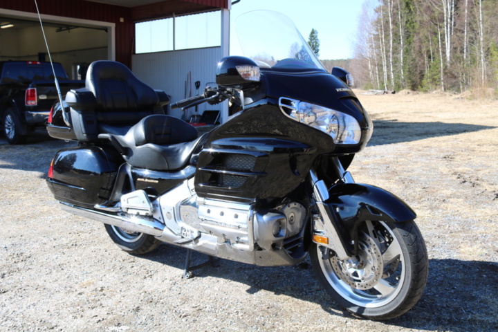 1416928-3 Honda Powersports GL1800A Gold Wing 1.8. ABS. 120hp, 2001. Low mileage.