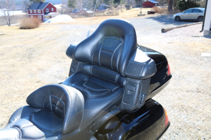 1416928-18 Honda Powersports GL1800A Gold Wing 1.8. ABS. 120hp, 2001. Low mileage.