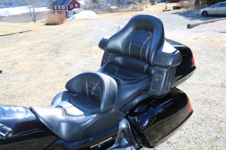 1416928-19 Honda Powersports GL1800A Gold Wing 1.8. ABS. 120hp, 2001. Low mileage.