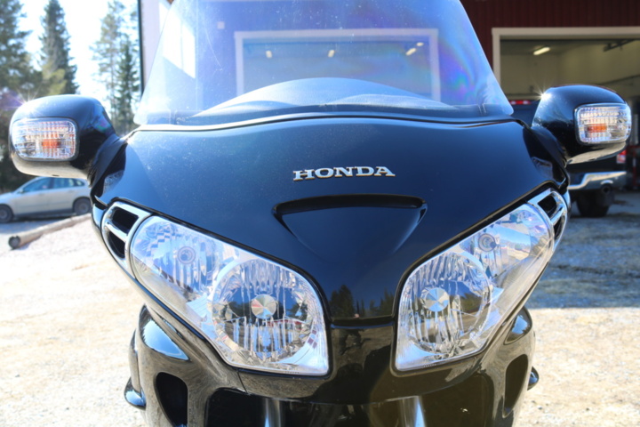 1416928-28 Honda Powersports GL1800A Gold Wing 1.8. ABS. 120hp, 2001. Low mileage.