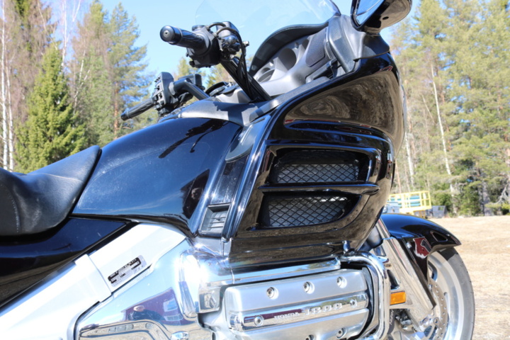 1416928-33 Honda Powersports GL1800A Gold Wing 1.8. ABS. 120hp, 2001. Low mileage.