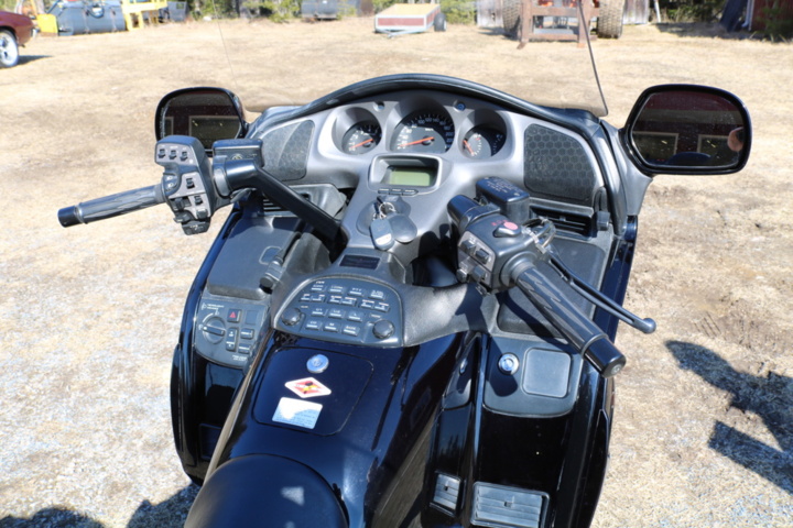 1416928-40 Honda Powersports GL1800A Gold Wing 1.8. ABS. 120hp, 2001. Low mileage.