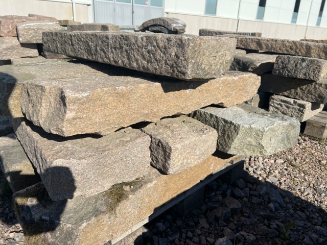 1095155-5 10 st raka Granitkantstenar 130x270x860-1300 mm