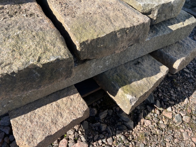 1095155-7 10 st raka Granitkantstenar 130x270x860-1300 mm